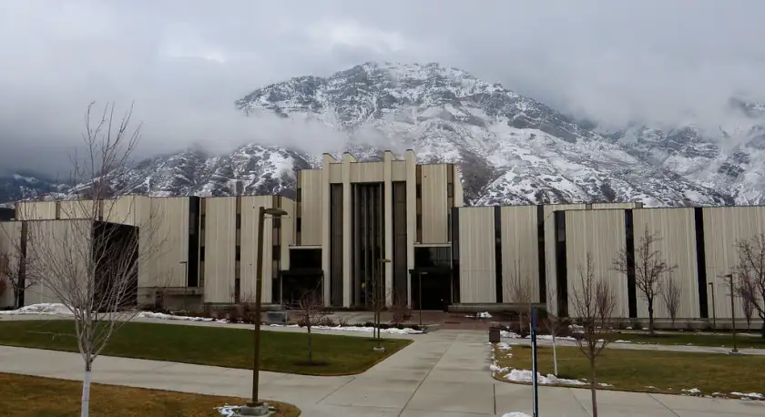 法学院与瓦萨奇雪山