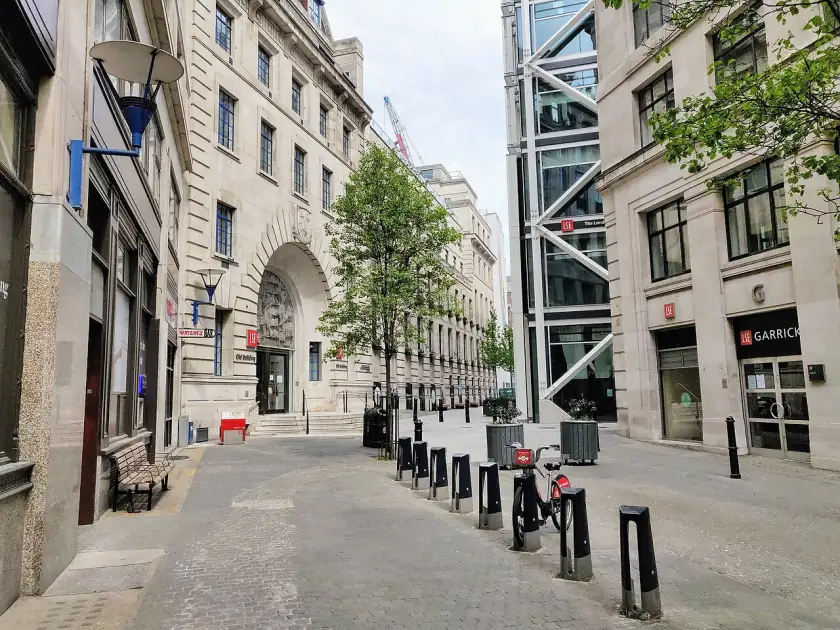 校园主楼外景(Houghton Street拱门入口)