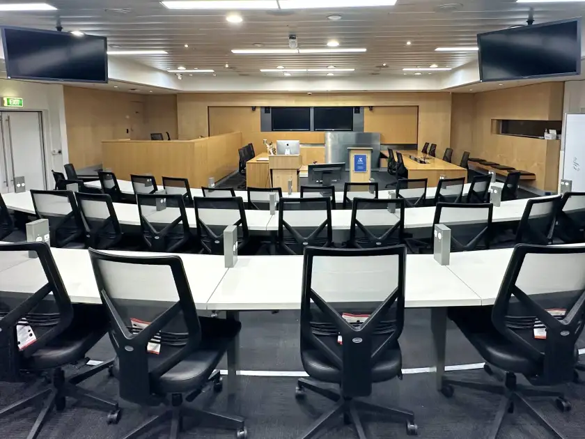 法学院模拟法庭内景