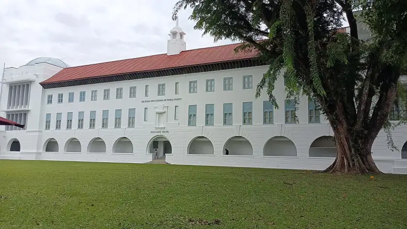 法学院主楼外景