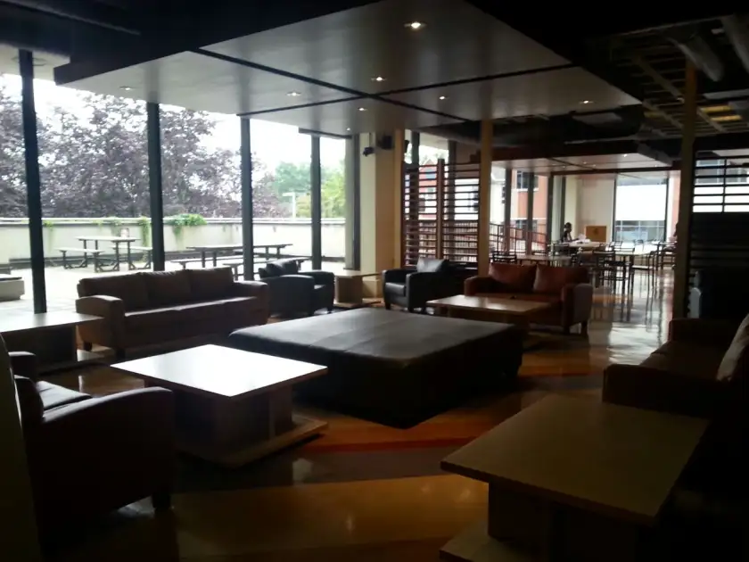 法学院庭院/学生活动空间内景