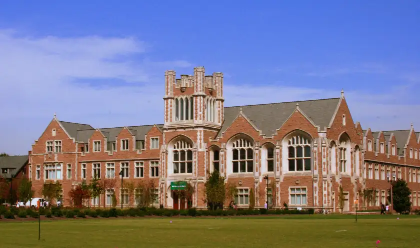 法学院主楼外景